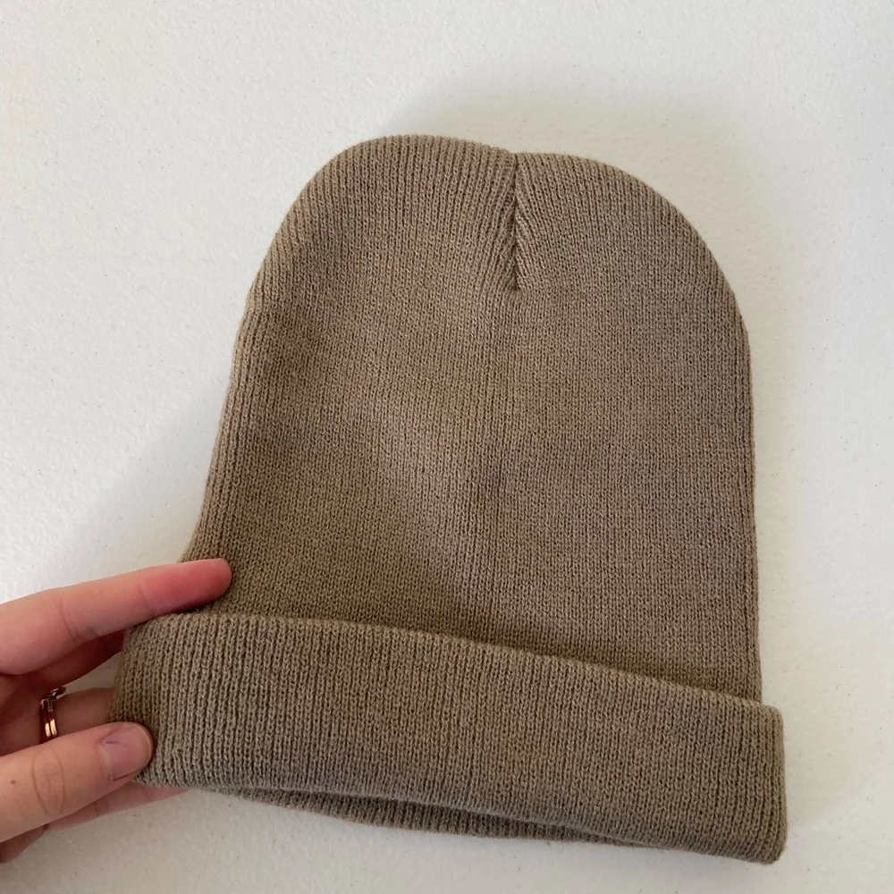 EUC Women’s beige tan knit 100% acrylic stretchy beanie winter‎ hat warm snow